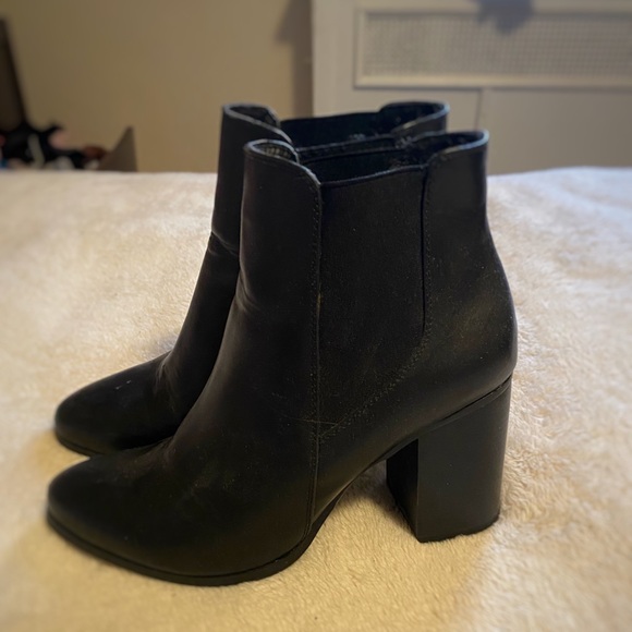 Pointed toe black booties - Picture 2 of 4